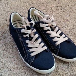 Taos Navy Star Sneaker sz 9